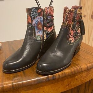 L’Artiste SS, 9.5, Booties, Tapestry Floral Embroidered Black Ankle Boots